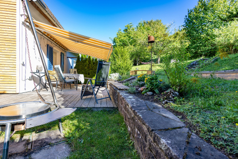 Die Terrasse mit Garten in der Ferienwohnung Bauland in Buchen (Odenwald)