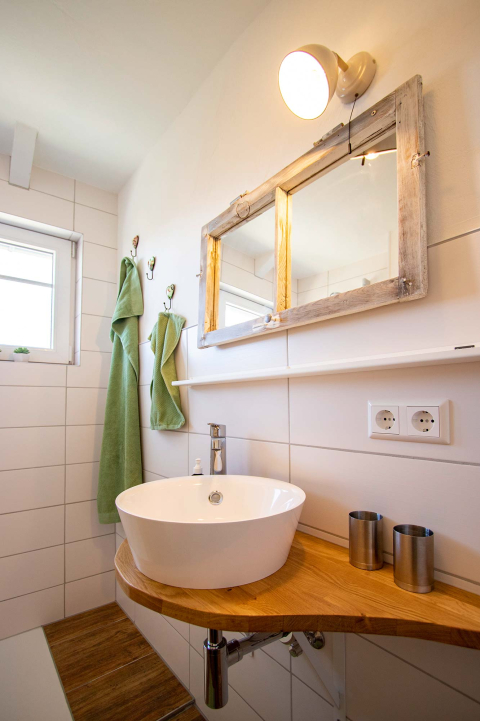 Der Waschtisch und Spiegel in der Ferienwohnung Odenwald