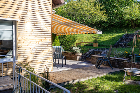 Die Terrasse mit Garten in der Ferienwohnung Bauland in Buchen (Odenwald)