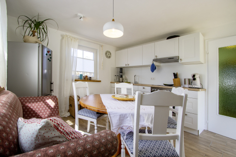 Blick in die Wohnküche in der Ferienwohnung Bauland