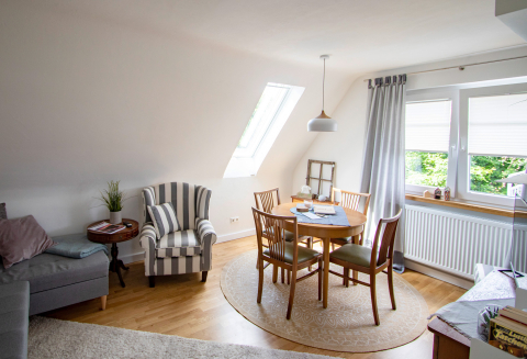 Das Wohnzimmer in der Ferienwohnung Odenwald in 74722 Buchen (Odenwald). 
