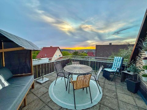 Der Balkon der Ferienwohnung Odenwald in 74722 Buchen (Odenwald) im Sonnenuntergang. 