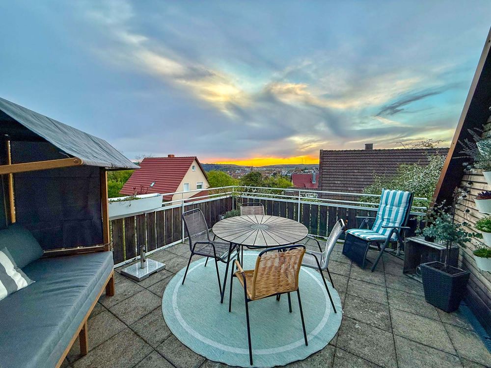 Der Balkon der Ferienwohnung Odenwald in 74722 Buchen (Odenwald) im Sonnenuntergang. 