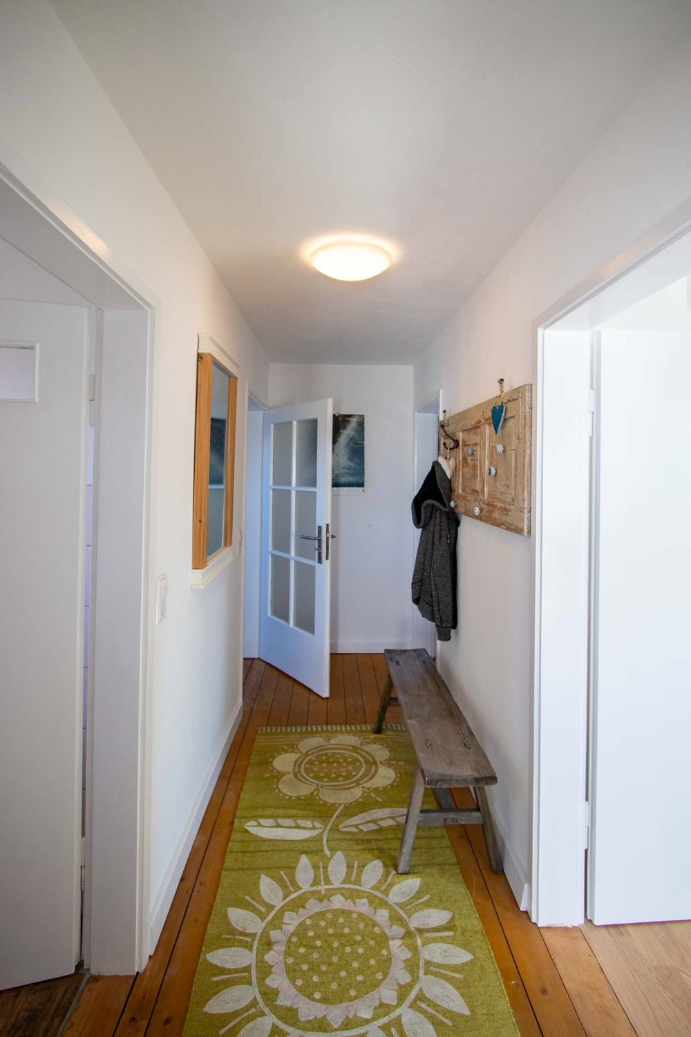 Der Flur mit Garderobe in der Ferienwohnung Odenwald in 74722 Buchen (Odenwald). 
